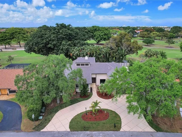 8881 N Lake Dasha Dr, Plantation FL 33324