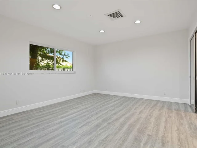 8881 N Lake Dasha Dr, Plantation FL 33324