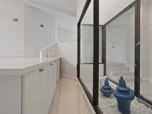 8881 N Lake Dasha Dr, Plantation FL 33324