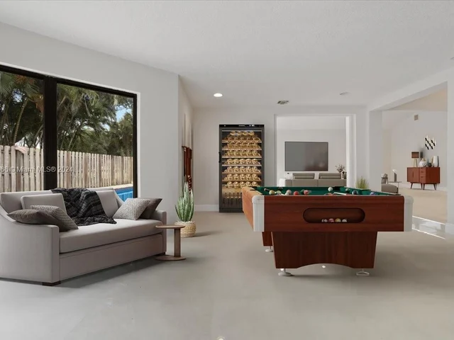 8881 N Lake Dasha Dr, Plantation FL 33324