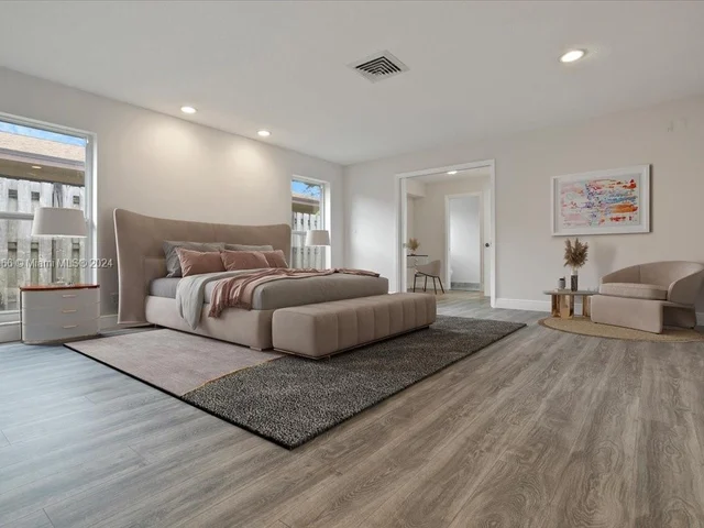 8881 N Lake Dasha Dr, Plantation FL 33324