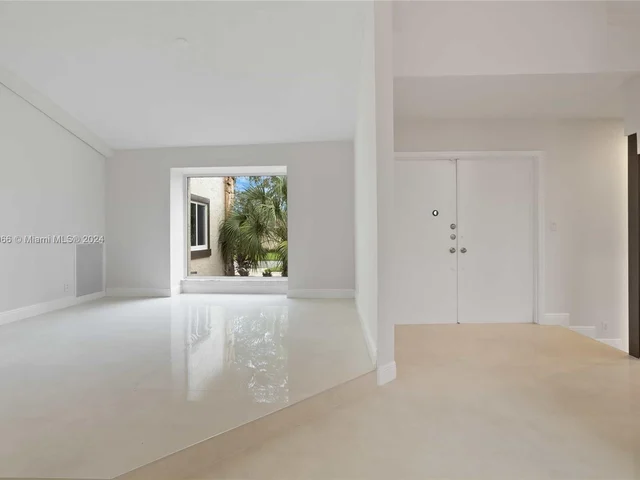 8881 N Lake Dasha Dr, Plantation FL 33324