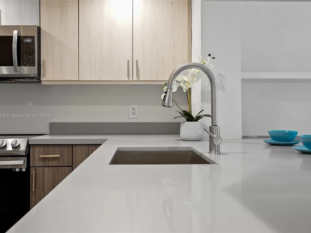 8881 N Lake Dasha Dr, Plantation FL 33324