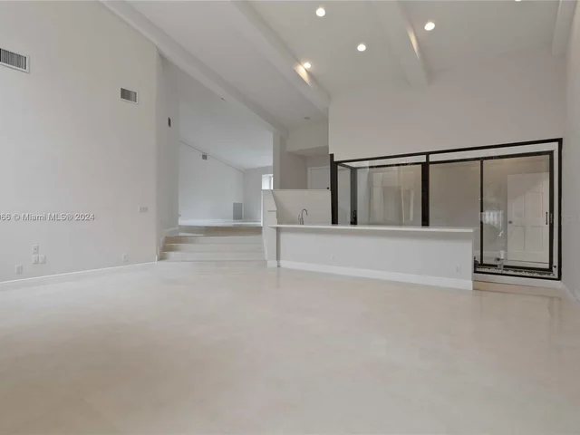 8881 N Lake Dasha Dr, Plantation FL 33324