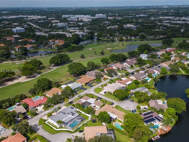 8881 N Lake Dasha Dr, Plantation FL 33324