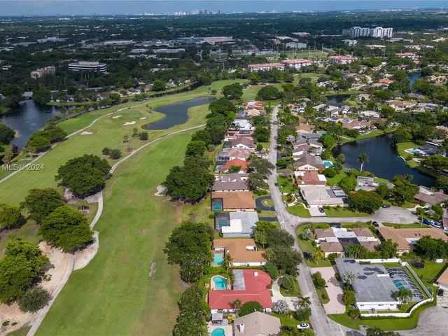 8881 N Lake Dasha Dr, Plantation FL 33324