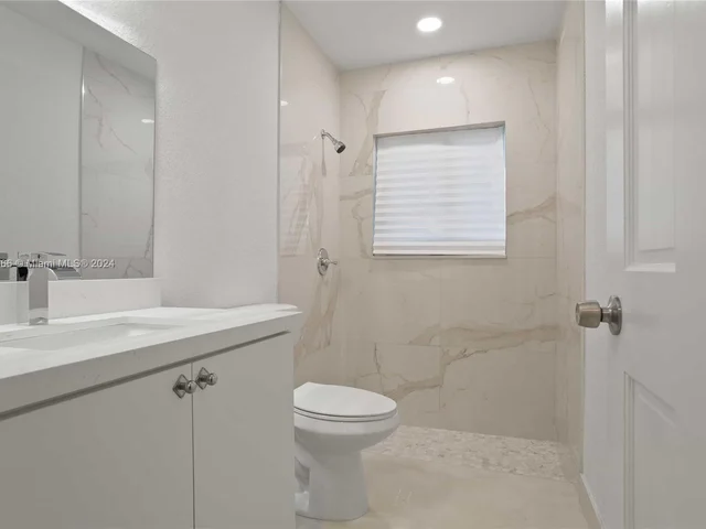 8881 N Lake Dasha Dr, Plantation FL 33324