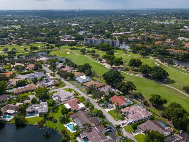 8881 N Lake Dasha Dr, Plantation FL 33324