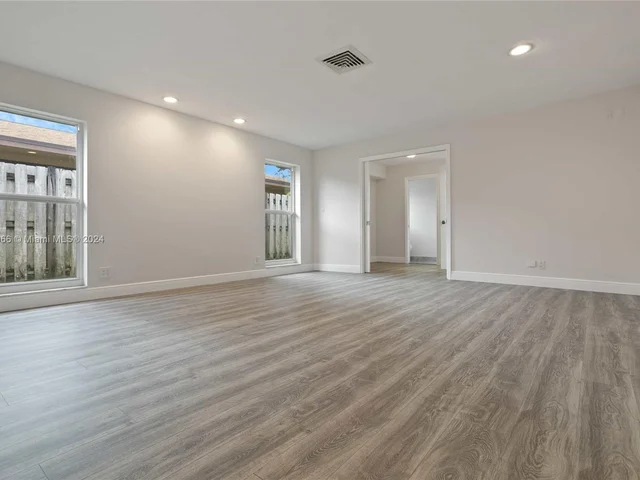 8881 N Lake Dasha Dr, Plantation FL 33324