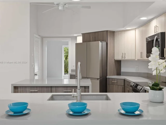 8881 N Lake Dasha Dr, Plantation FL 33324