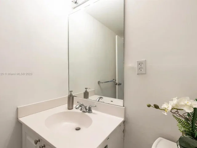 19370 E Collins Ave # 207, Sunny Isles Beach FL 33160