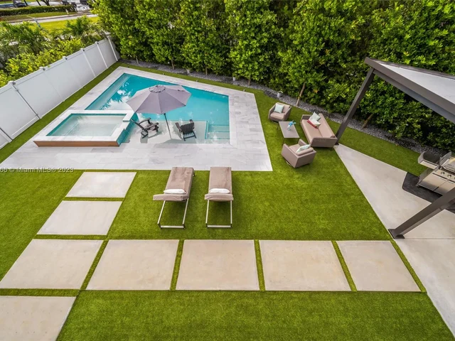 3320 NW 84th Ct, Doral FL 33122