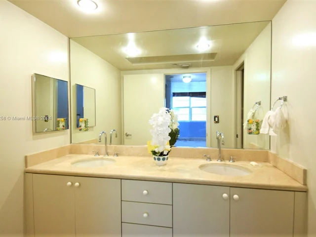 6917 Collins Ave # 1512, Miami Beach FL 33141