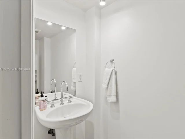 6917 Collins Ave # 1512, Miami Beach FL 33141