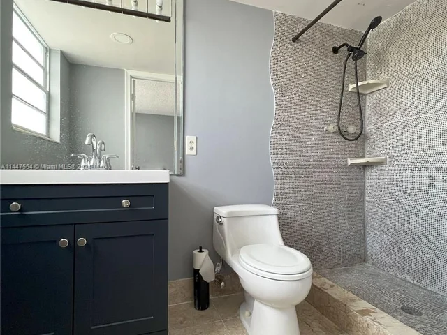 137 Golden Isles Dr # 1110, Hallandale Beach FL 33009