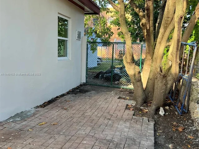 922 NW 2nd St # 4, Miami FL 33128