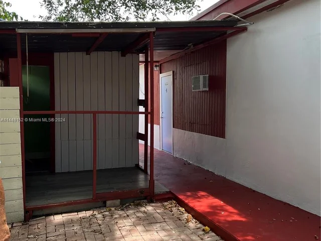922 NW 2nd St # 4, Miami FL 33128