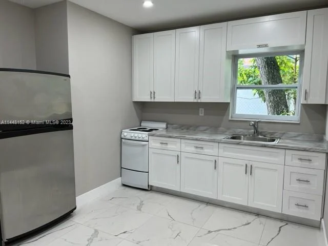 922 NW 2nd St # 4, Miami FL 33128