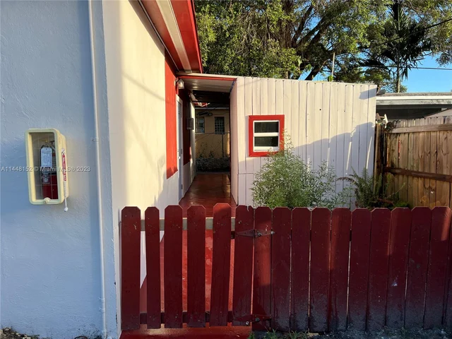 922 NW 2nd St # 4, Miami FL 33128