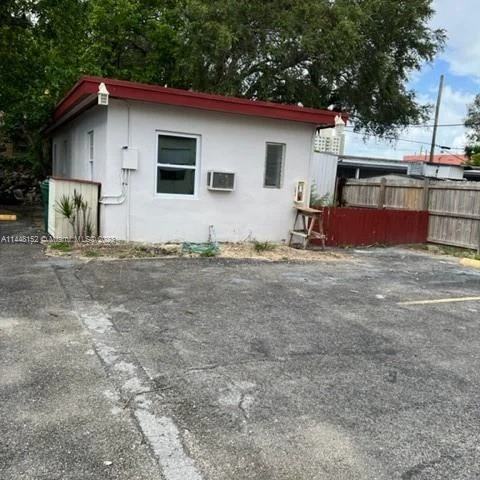 922 NW 2nd St # 4, Miami FL 33128