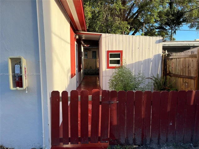 922 NW 2nd St # 4, Miami FL 33128