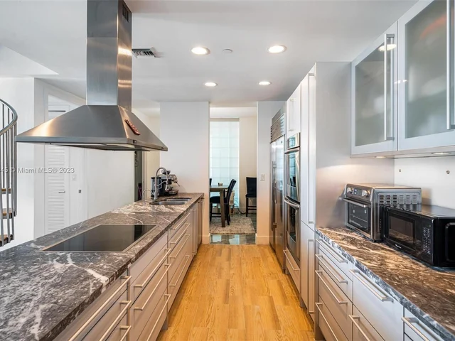 201 Aqua Ave, Miami Beach FL 33141