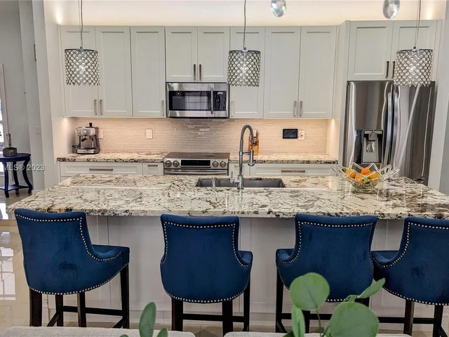 6935 W Wedgewood Ave, Davie FL 33331