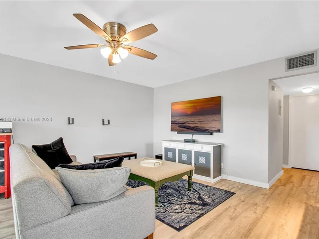 480 Horizons W # 204, Boynton Beach FL 33435