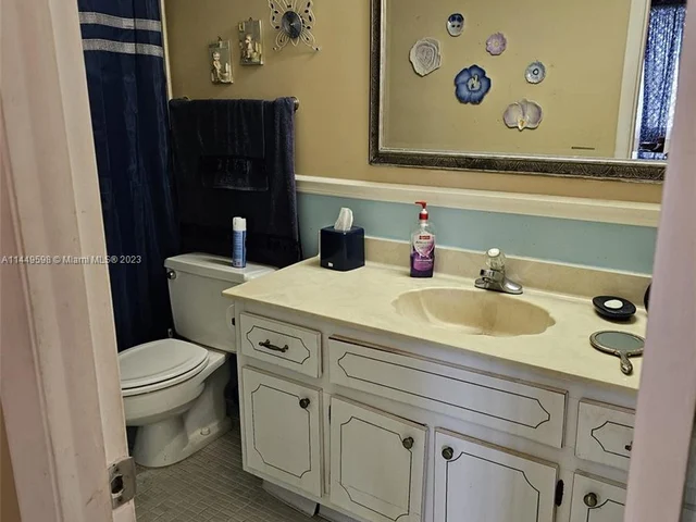 427 Golden Isles Dr # 7E, Hallandale Beach FL 33009