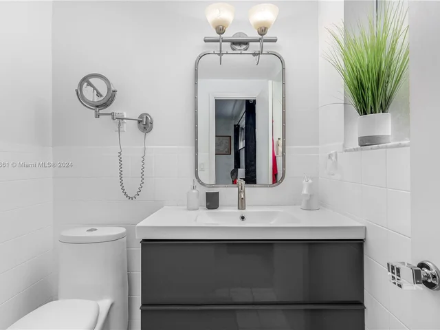 4800 Pine Tree Dr # 101, Miami Beach FL 33140