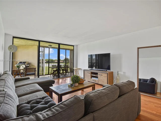 16200 Golf Club Rd # 305, Weston FL 33326