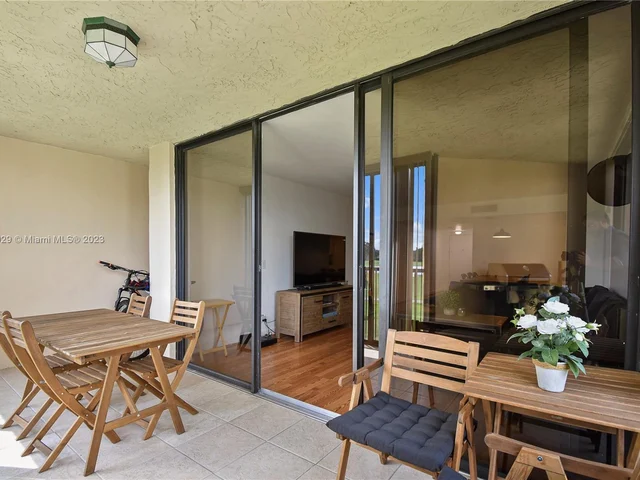 16200 Golf Club Rd # 305, Weston FL 33326