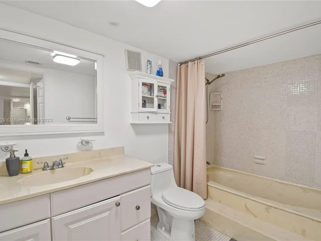 16200 Golf Club Rd # 305, Weston FL 33326