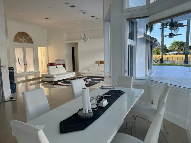 2534 Poinciana Dr, Weston FL 33327