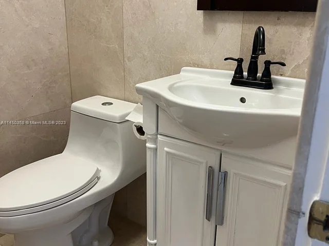 2534 Poinciana Dr, Weston FL 33327