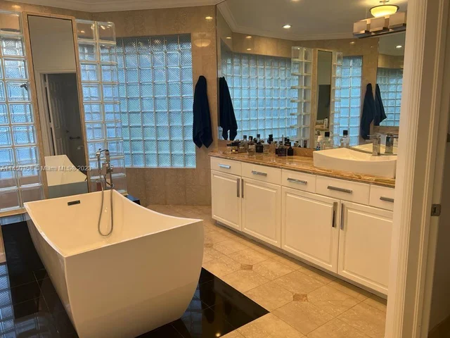 2534 Poinciana Dr, Weston FL 33327