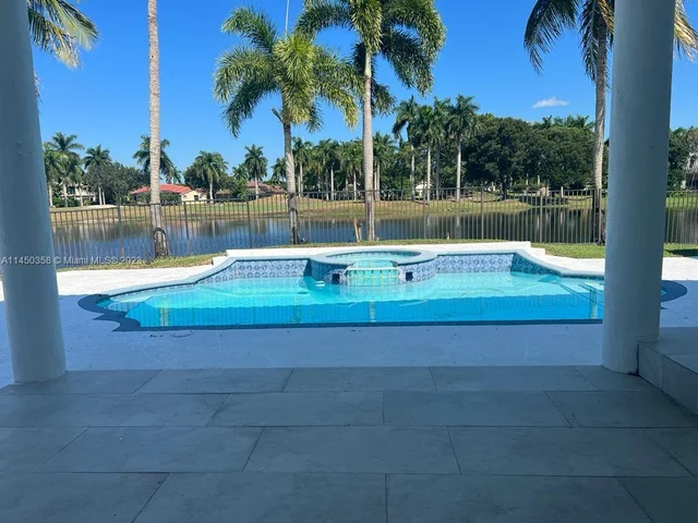 2534 Poinciana Dr, Weston FL 33327