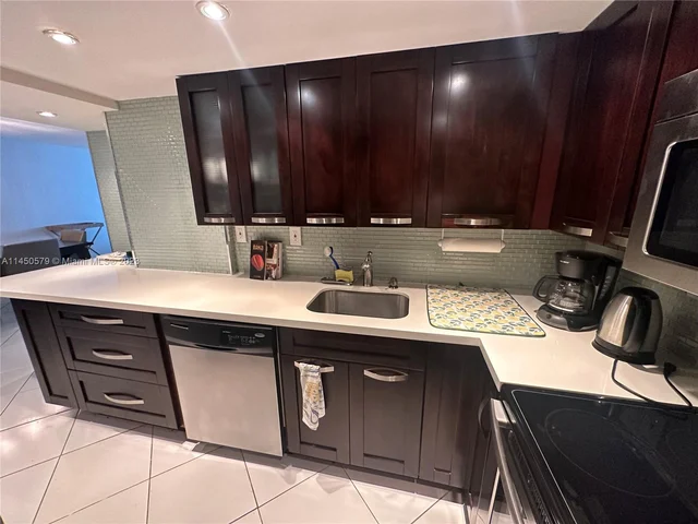 2401 Collins Ave # 1107, Miami Beach FL 33140