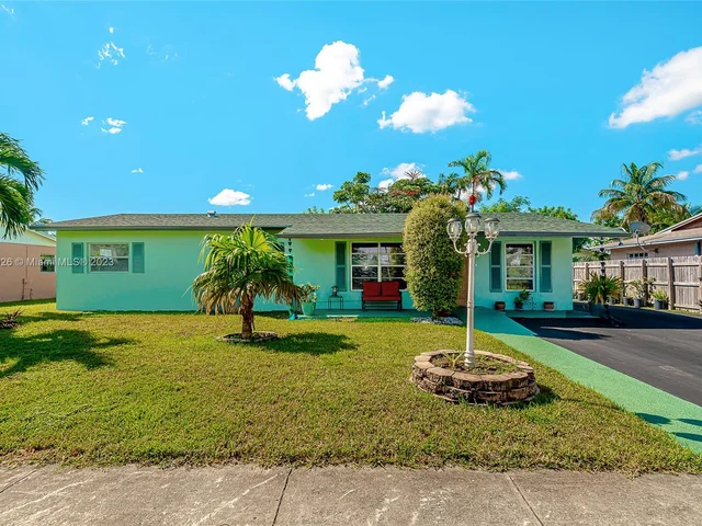 40 NE 207th St, Miami Gardens FL 33179