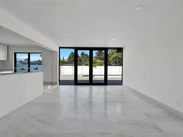 1115 N Northlake Dr, Hollywood FL 33019