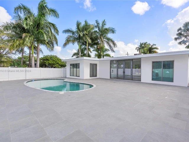 1115 N Northlake Dr, Hollywood FL 33019