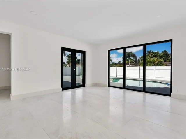 1115 N Northlake Dr, Hollywood FL 33019