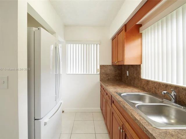 1675 W 42nd St # 102, Hialeah FL 33012
