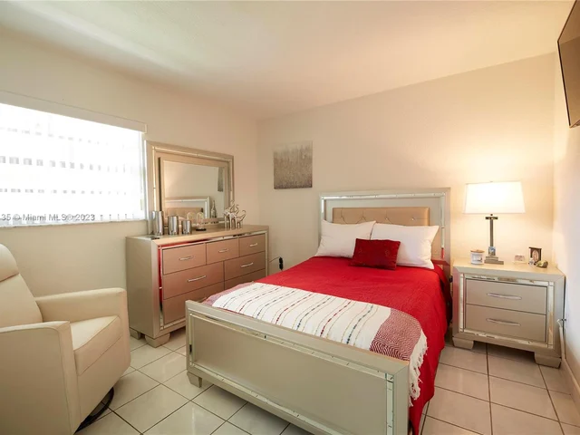 1685 W 42nd St # 204, Hialeah FL 33012