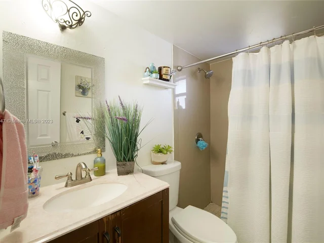 1695 W 42nd St # 102, Hialeah FL 33012