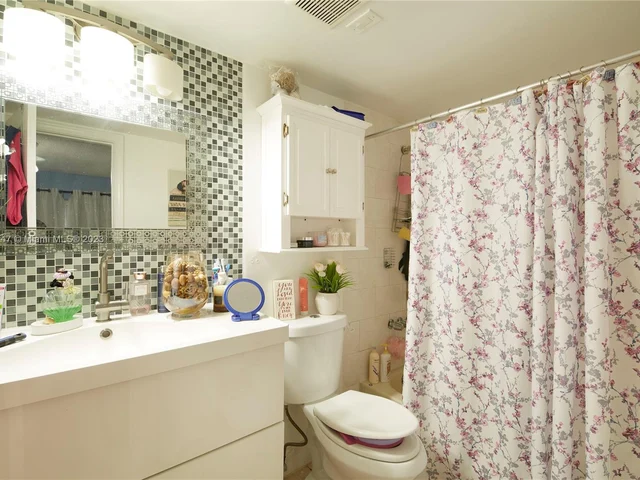 1695 W 42nd St # 102, Hialeah FL 33012