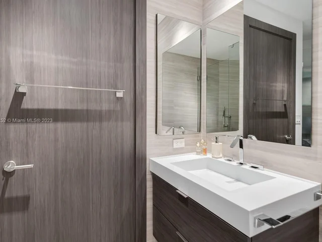 300 S Pointe Dr # 2306, Miami Beach FL 33139