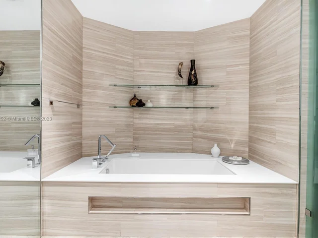 300 S Pointe Dr # 2306, Miami Beach FL 33139