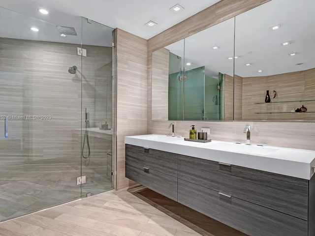 300 S Pointe Dr # 2306, Miami Beach FL 33139