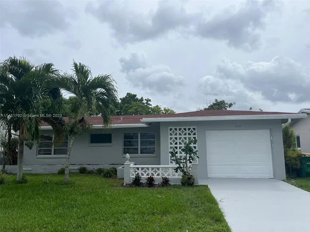 6708 NW 57th Dr, Tamarac FL 33321